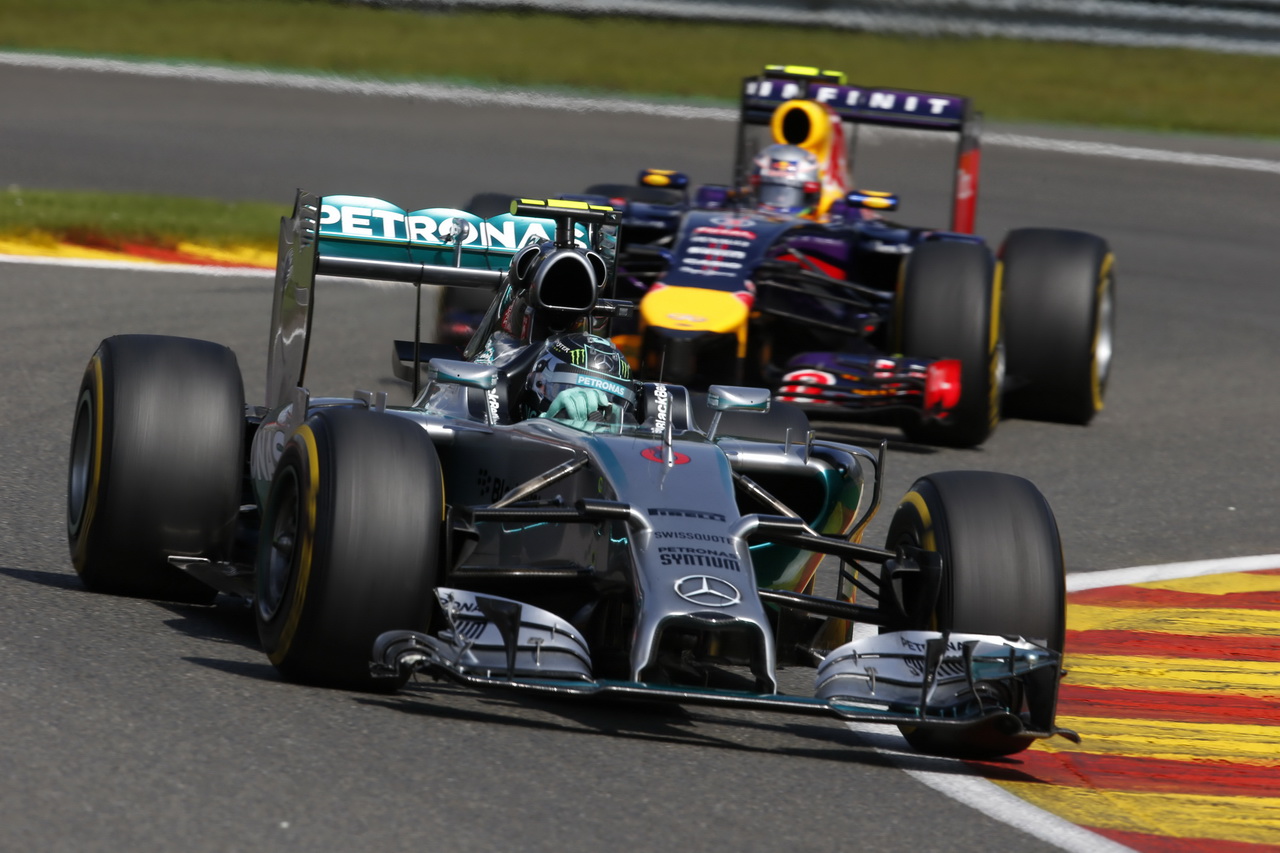 Daniel Ricciardo věří, že by s jiným motorem mohli Mercedes v některých závodech porazit
