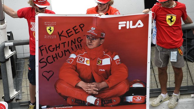 Fanoušci s plakátem Michaela Schumachera