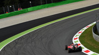 Kimi Räikkönen s Ferrari najíždí do Parabolicy