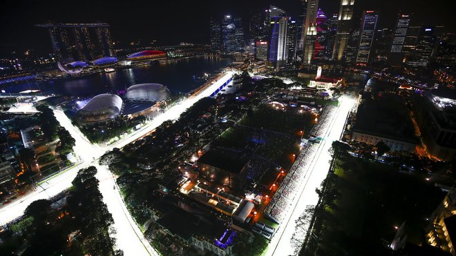 Osvětlený okruh Marina Bay v Singapuru
