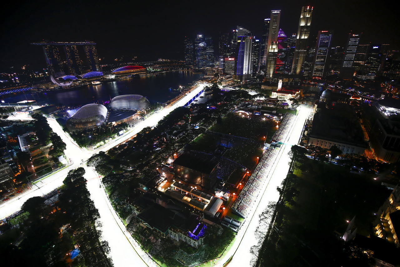 Osvětlený okruh Marina Bay v Singapuru