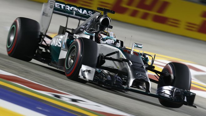 Lewis Hamilton loni v Singapuru