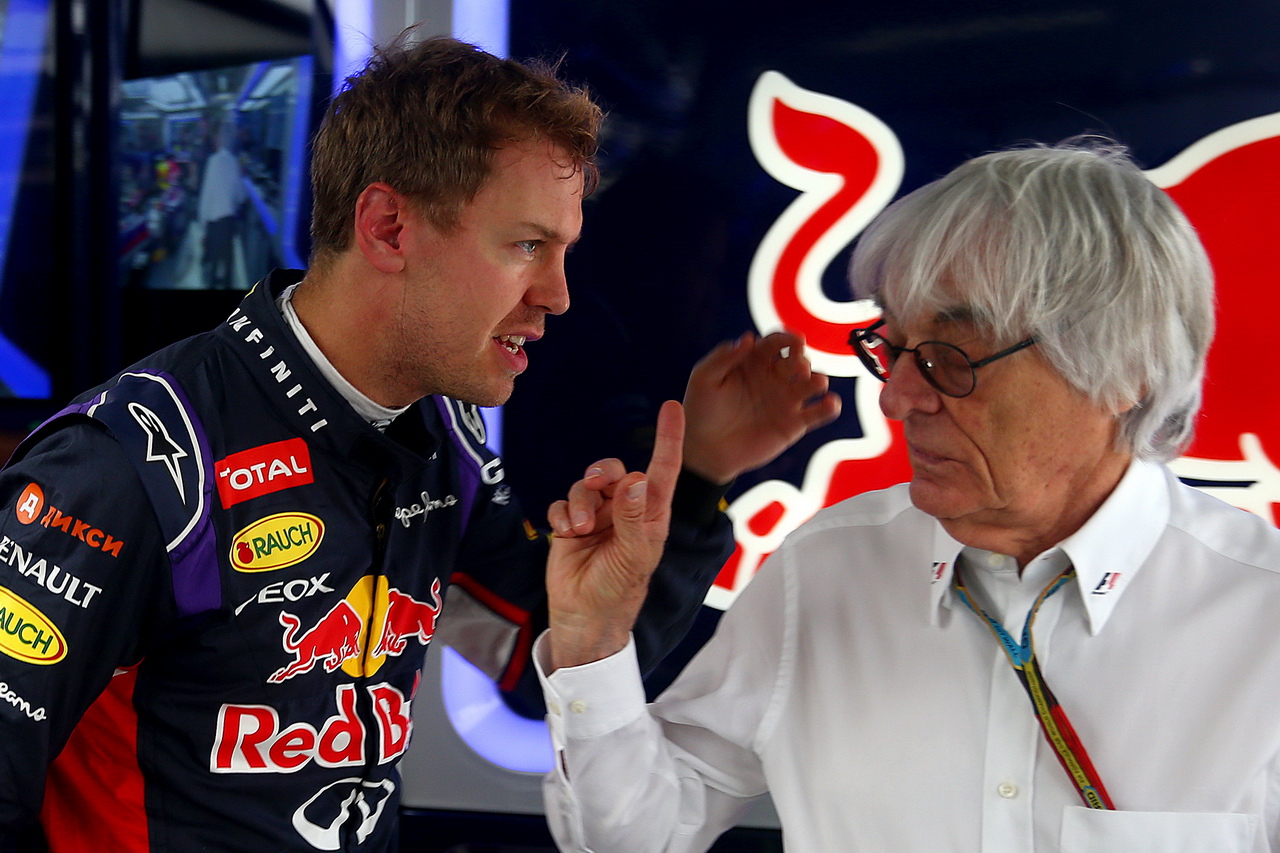 Dej na mě, Sebastiane, jednou budeš jenom mačkat tlačítka (Ecclestone a Vettel).