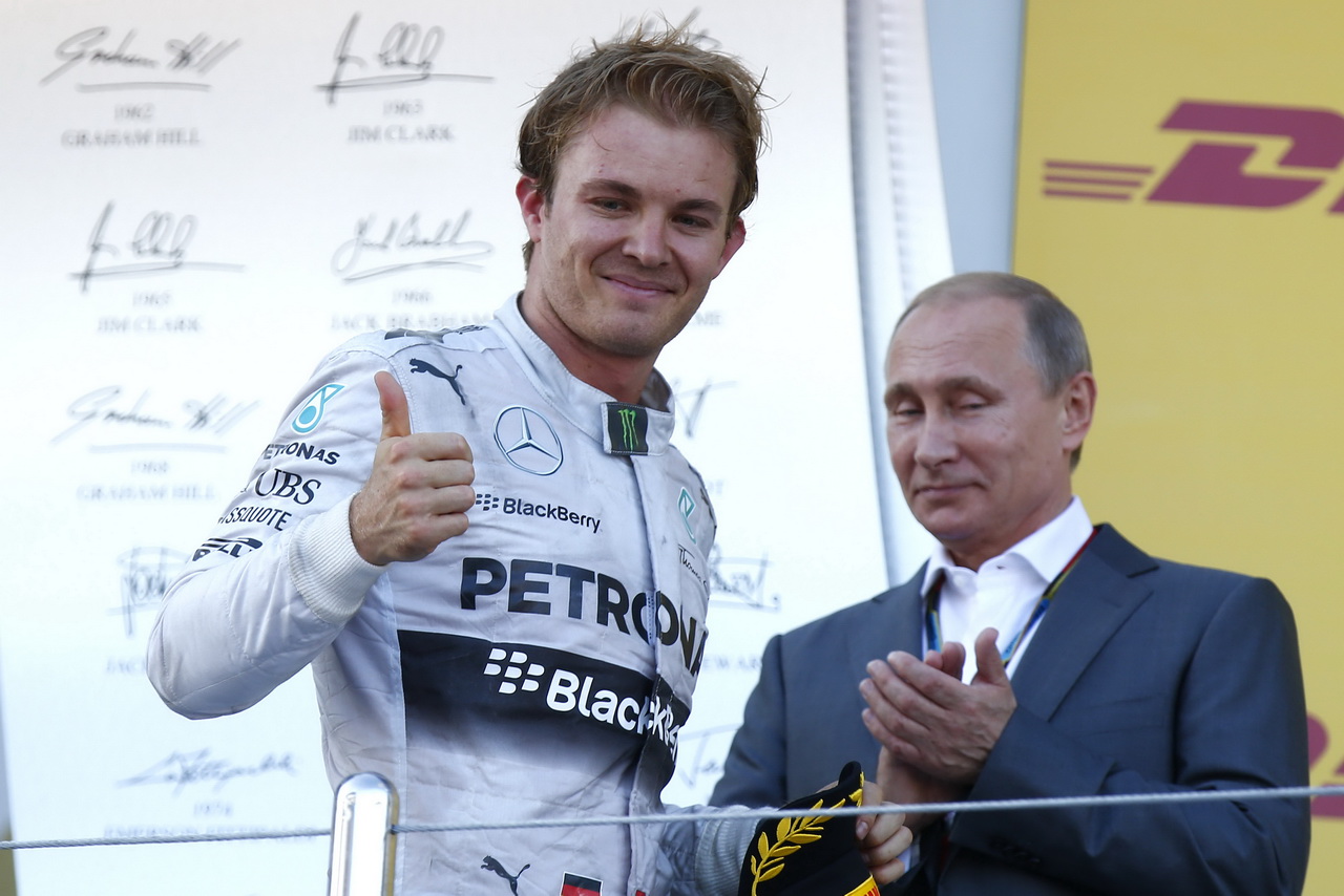 Loni Rosberg za dohledu Putina získal v Rusku pohár za stříbrný stupínek...