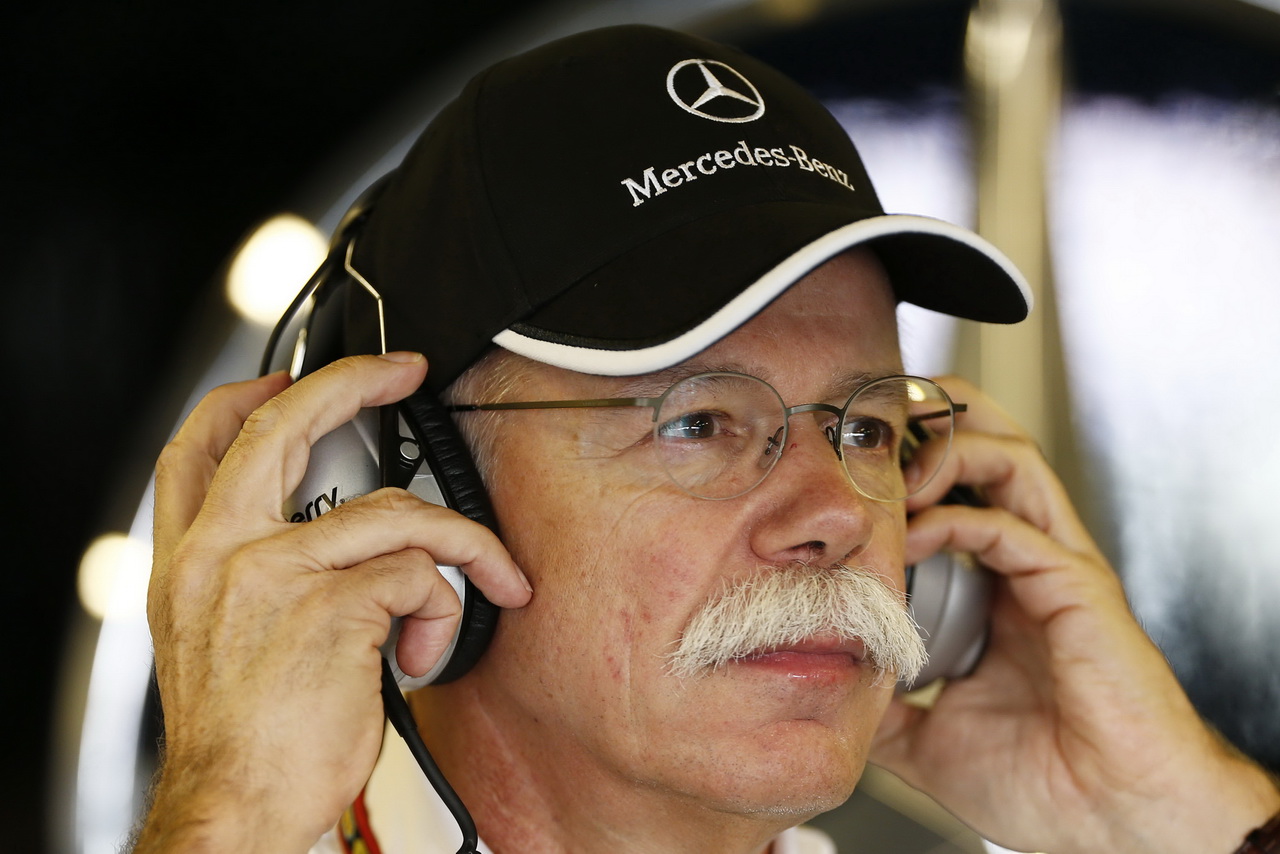 Podle Dietera Zetscheho Mercedes nikdy oficiální požadavek Red Bullu nedostal. Změnilo by se tím ale něco?