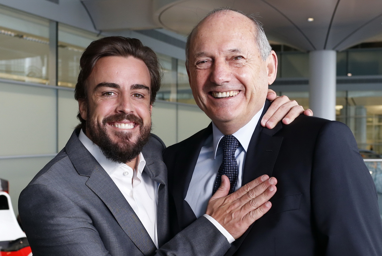 Fernando Alonso s Ronem Dennisem na počátku sezóny 2015