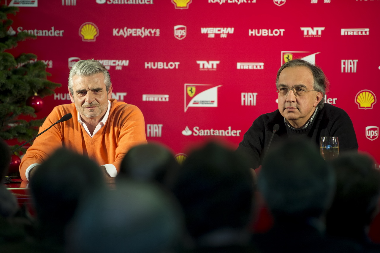 Sergio Marchionne (vpravo) společně s Maurizio Arrivabenem na tiskové konferenci.
