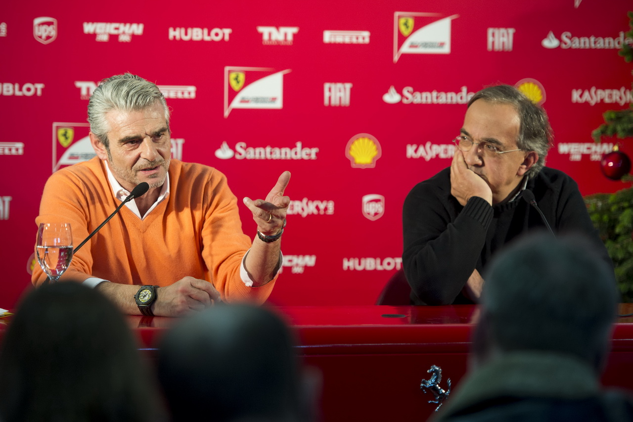 Maurizio Arrivabene (vlevo) od svého šéfa Sergia Marchionneho žádá větší trpělivost: změny se neprojeví za jednu noc