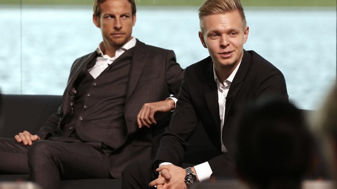 Button s Magnussenem na předsezónní prezentaci vozu