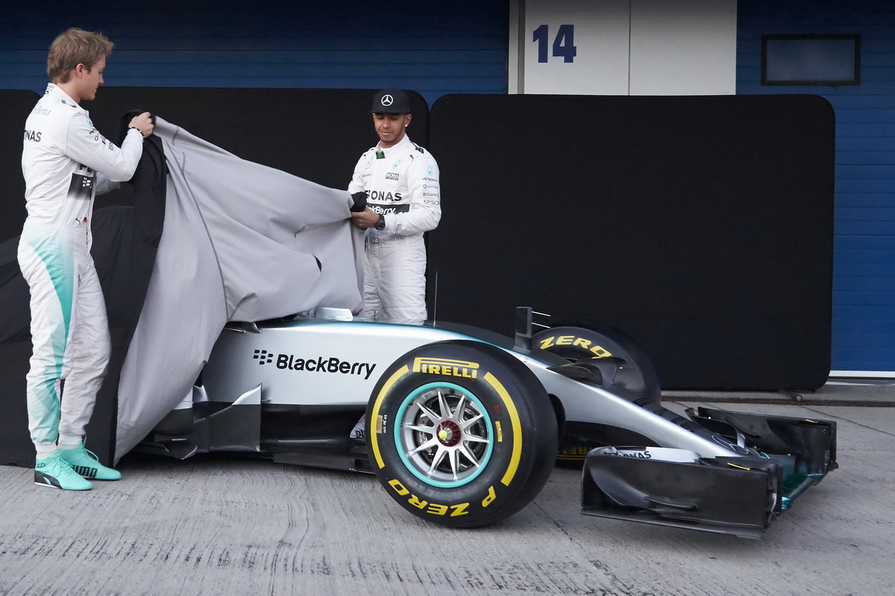 Představení loňského Mercedesu F1 W06 Hybrid