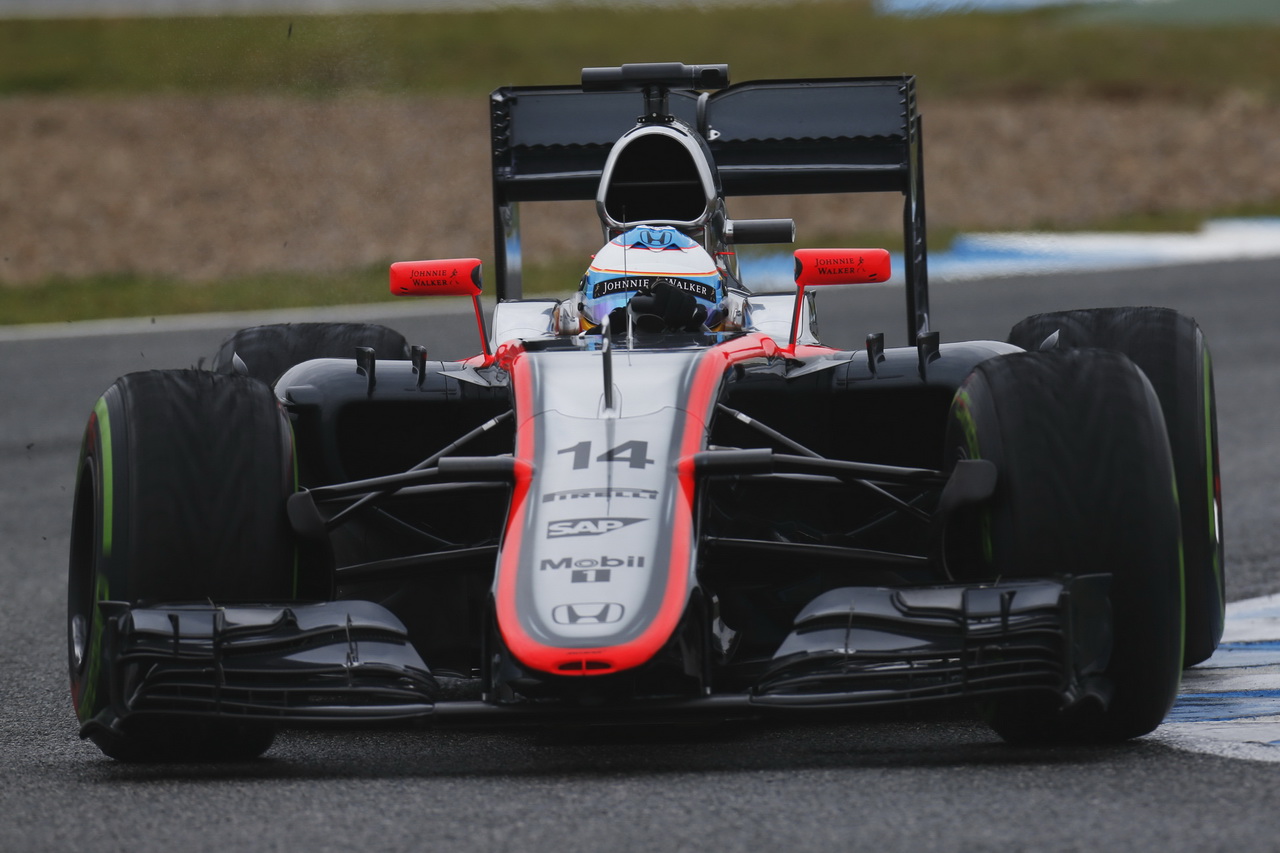 Fernando Alonso při testování McLarenu MP4-30 v Barceloně před první sezónou po návratu Hondy do F1
