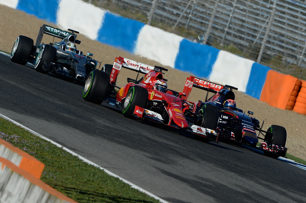 Max Verstappen (vpravo) při souboji s Ferrari a s Mercedesem