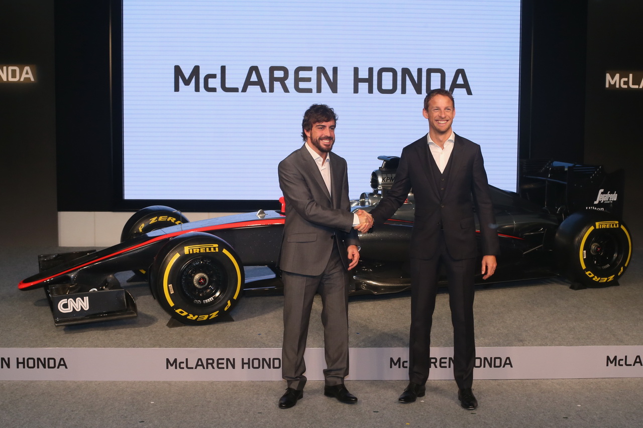 Honda si přes začátkem sezóny 2016 věří, její barvy budou i letos hájit Fernando Alonso (vlevo) a Jenson Button