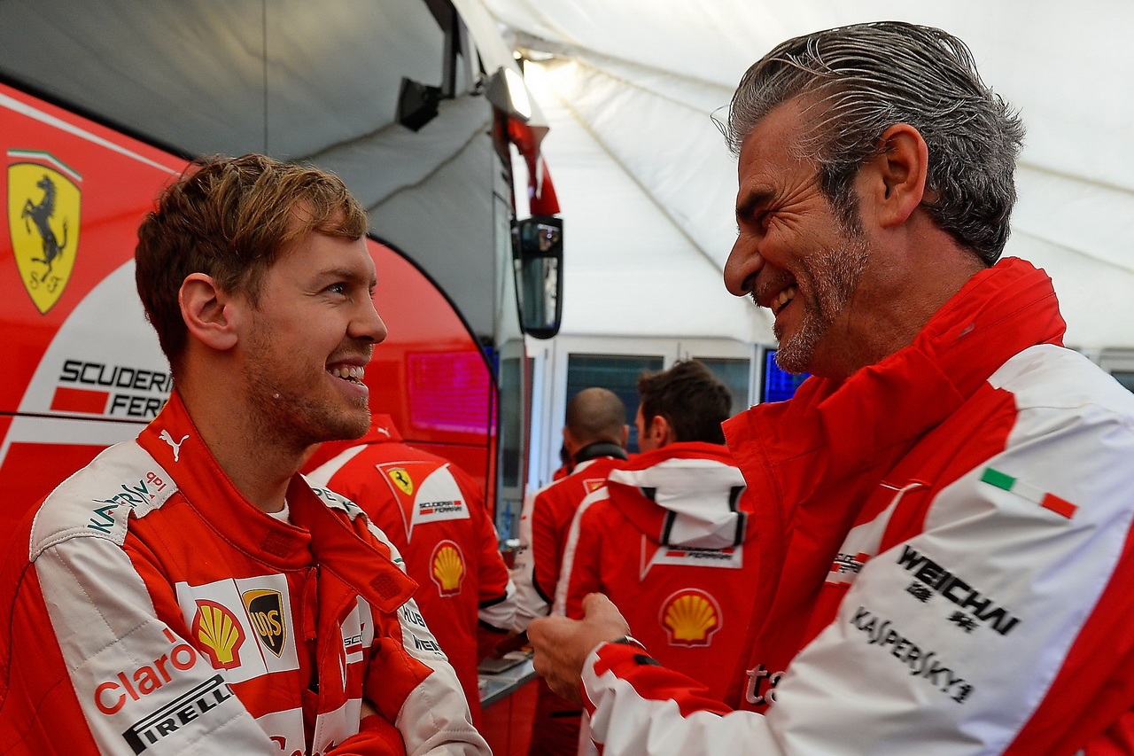 Důvodů k úsměvu je stále více (Vettel a Arrivabene)
