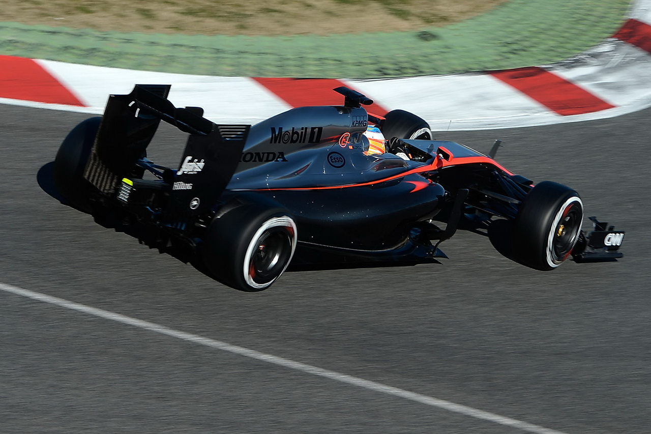 Fernando Alonso s McLarenem při testech v Barceloně