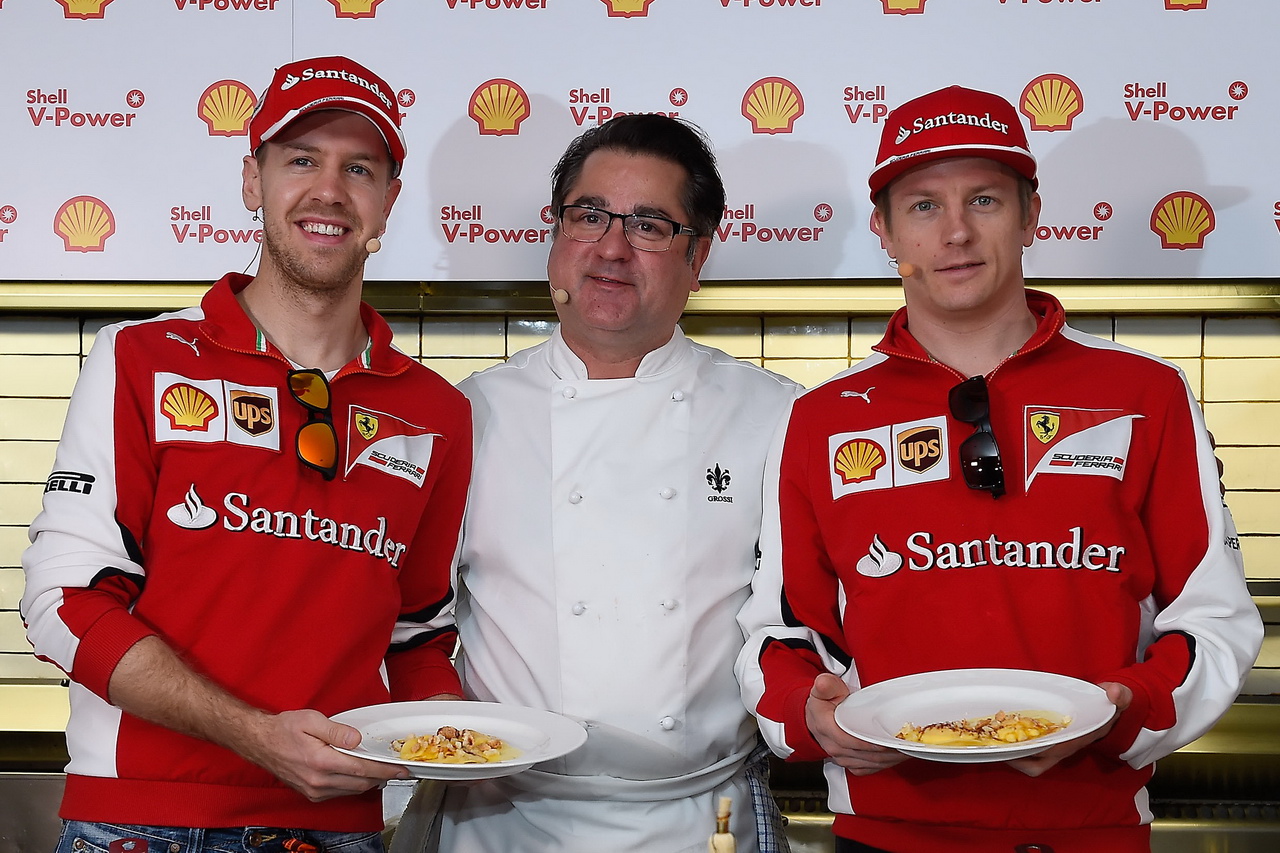 Kimi Räikkönen se svým týmovým kolegou Sebastianem Vettelem v kuchyni