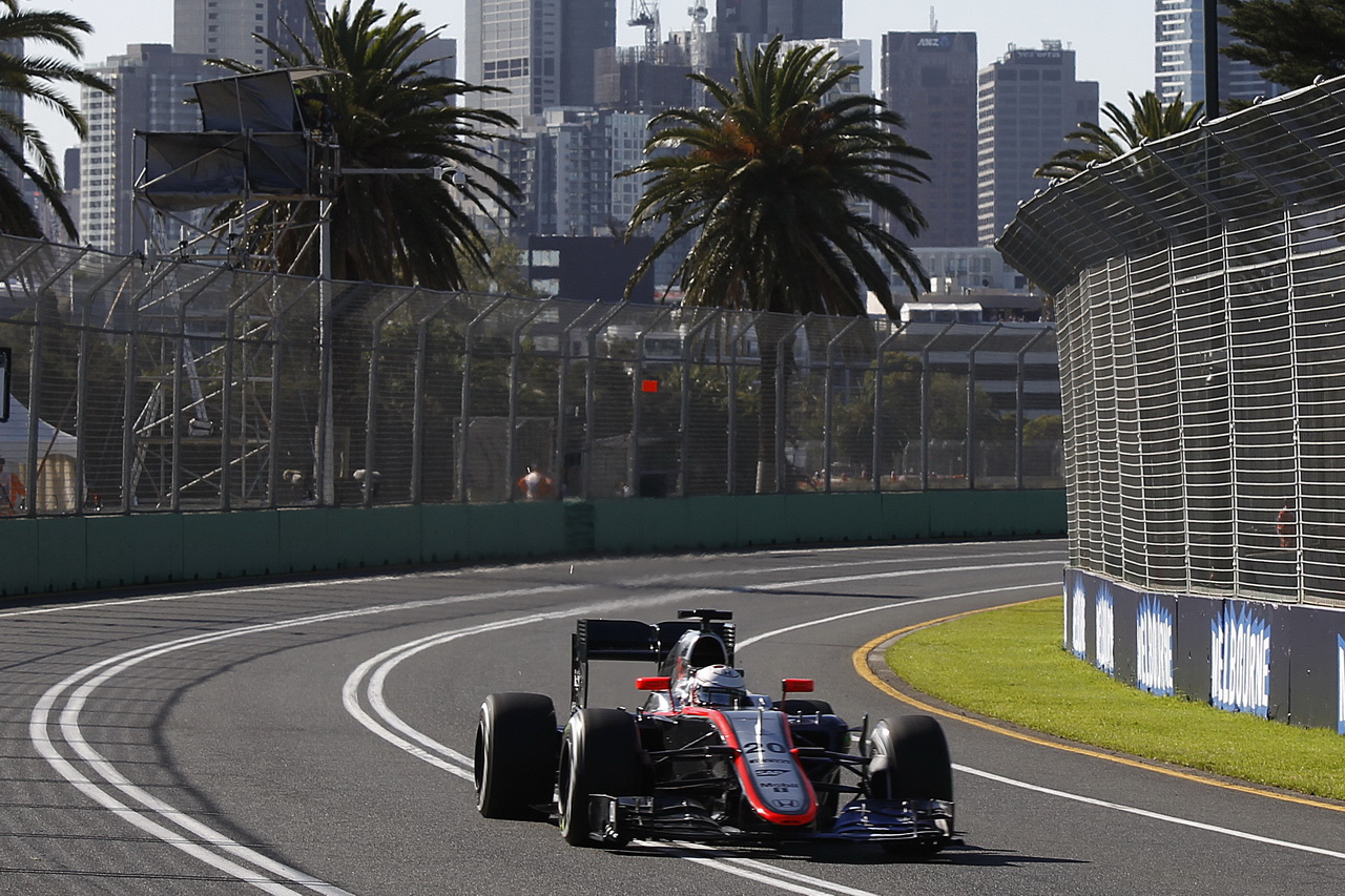 Magnussen nastoupil místo zraněného Alonso loni v Austrálii