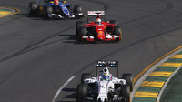 Felipe Massa před Sebastianem Vettelem v Austrálii
