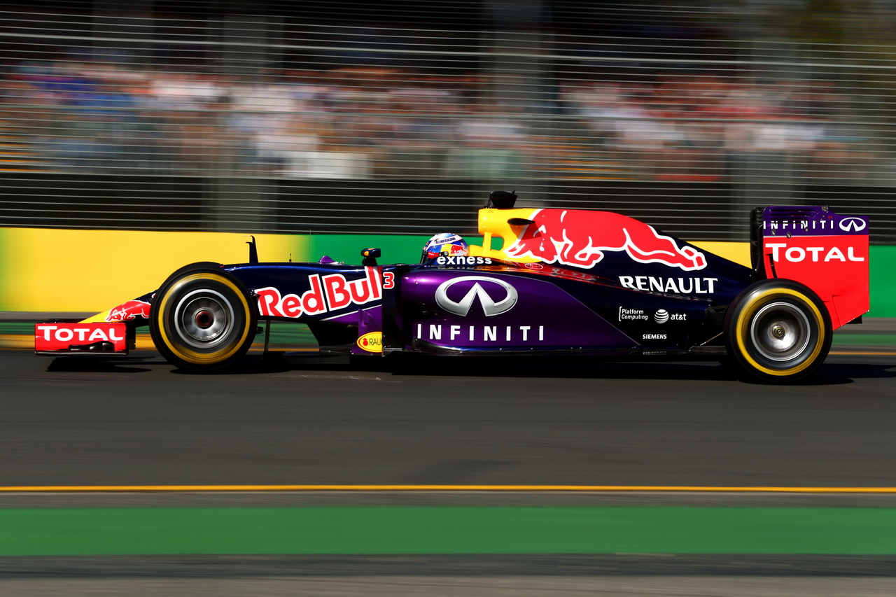 Výkony Renaultu pohánějícího vozy Red Bullu a Toro Rosso byly v prvních závodech velkým zklamáním