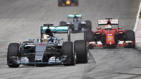 Lewis Hamilton před Sebastianem Vettelem v Malajsii