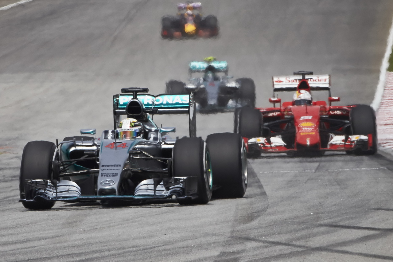 Lewis Hamilton před Sebastianem Vettelem v Malajsii