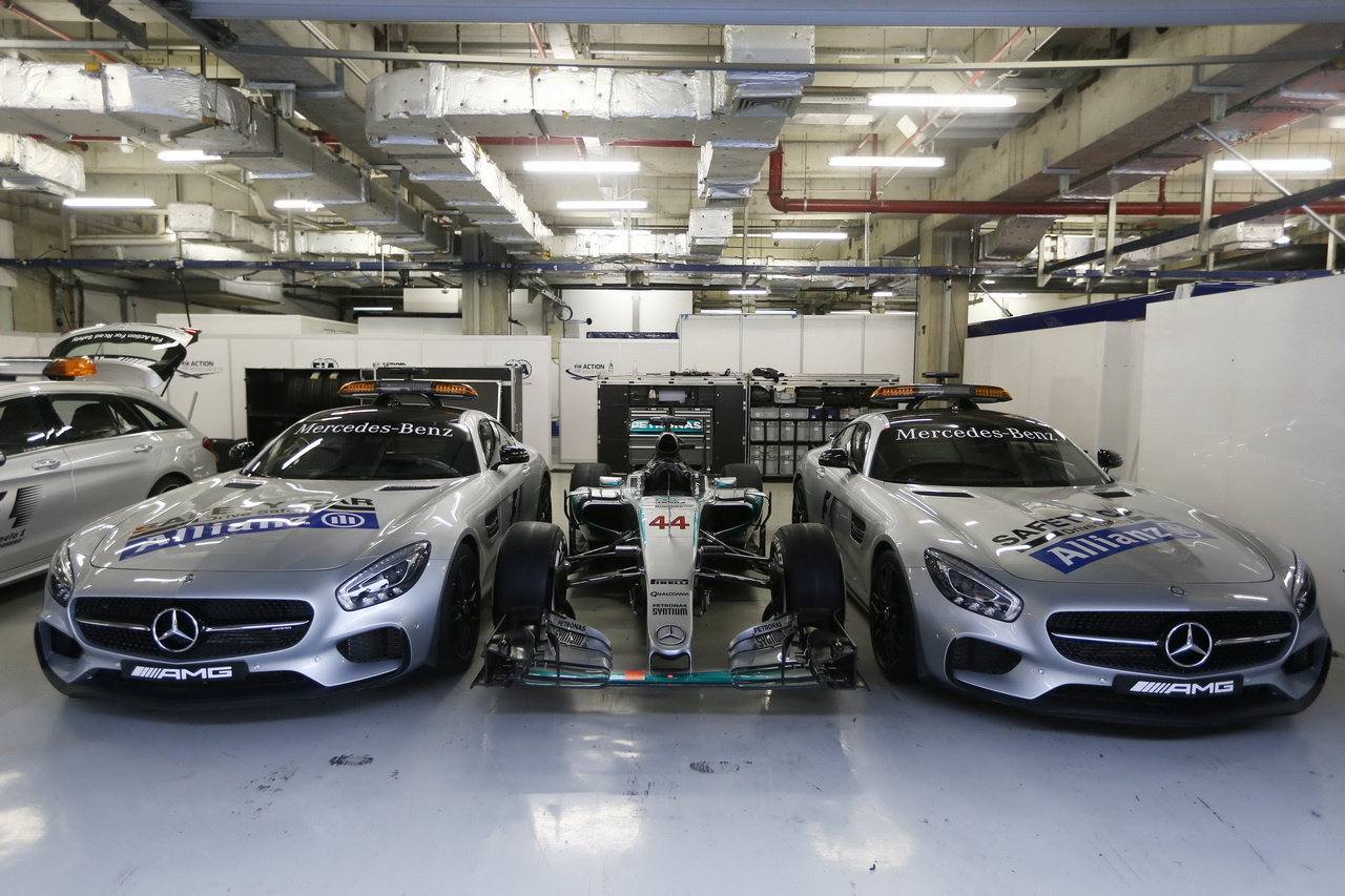 Zpomalovací vůz (safety car) i lékařské vozidlo (medical car) poskyje vítěz šampionátu Mercedes