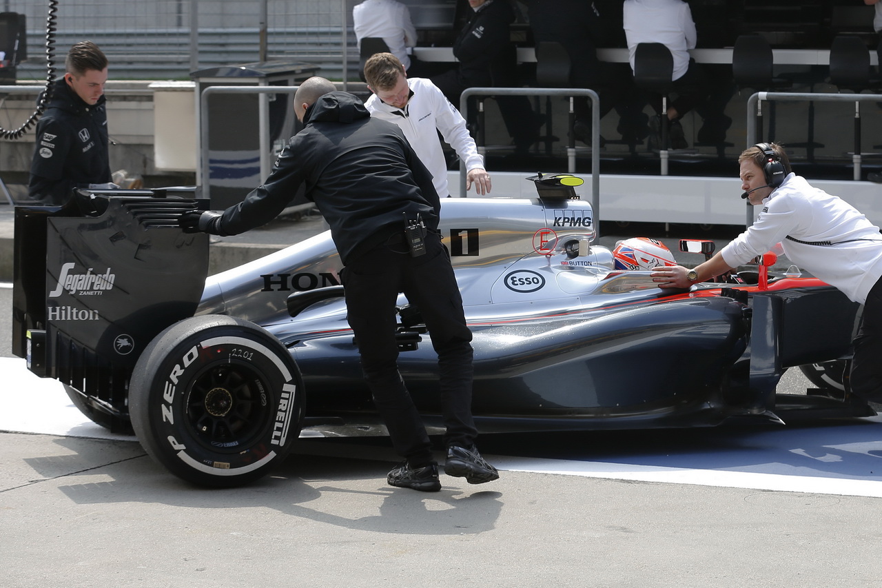 Počátky s McLarenem byli složité, vůz kvůli Hondě častěji stál než jezdil