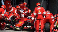 Zastávka Kimiho Räikkönena u mechaniků Ferrari