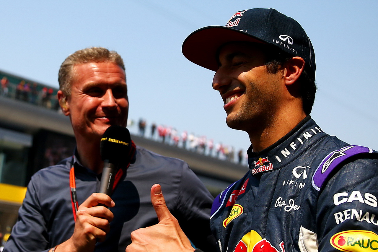 Ricciarda zpovídá bývalý pilot Red Bullu David Coulthard (foto z GP Číny)