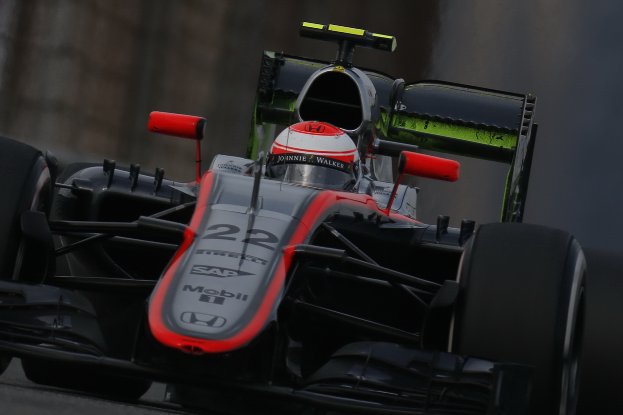 Zadní křídlo McLarenu pokryté zeleným vizualizačním nátěrem, tzv. flow-visem