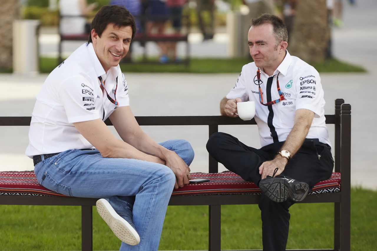 Sportovní ředitel Mercedesu Toto Wolff (vlevo) s Paddym Lowem. Kdy se objeví u Williamsu a v jaké roli?