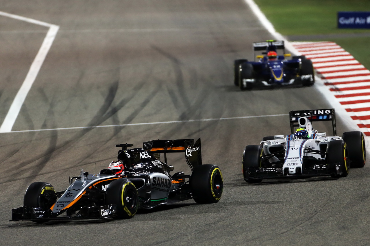Vozy týmu Force India a Williams na trati před dalším monopostem nezávislého týmu - Sauberem