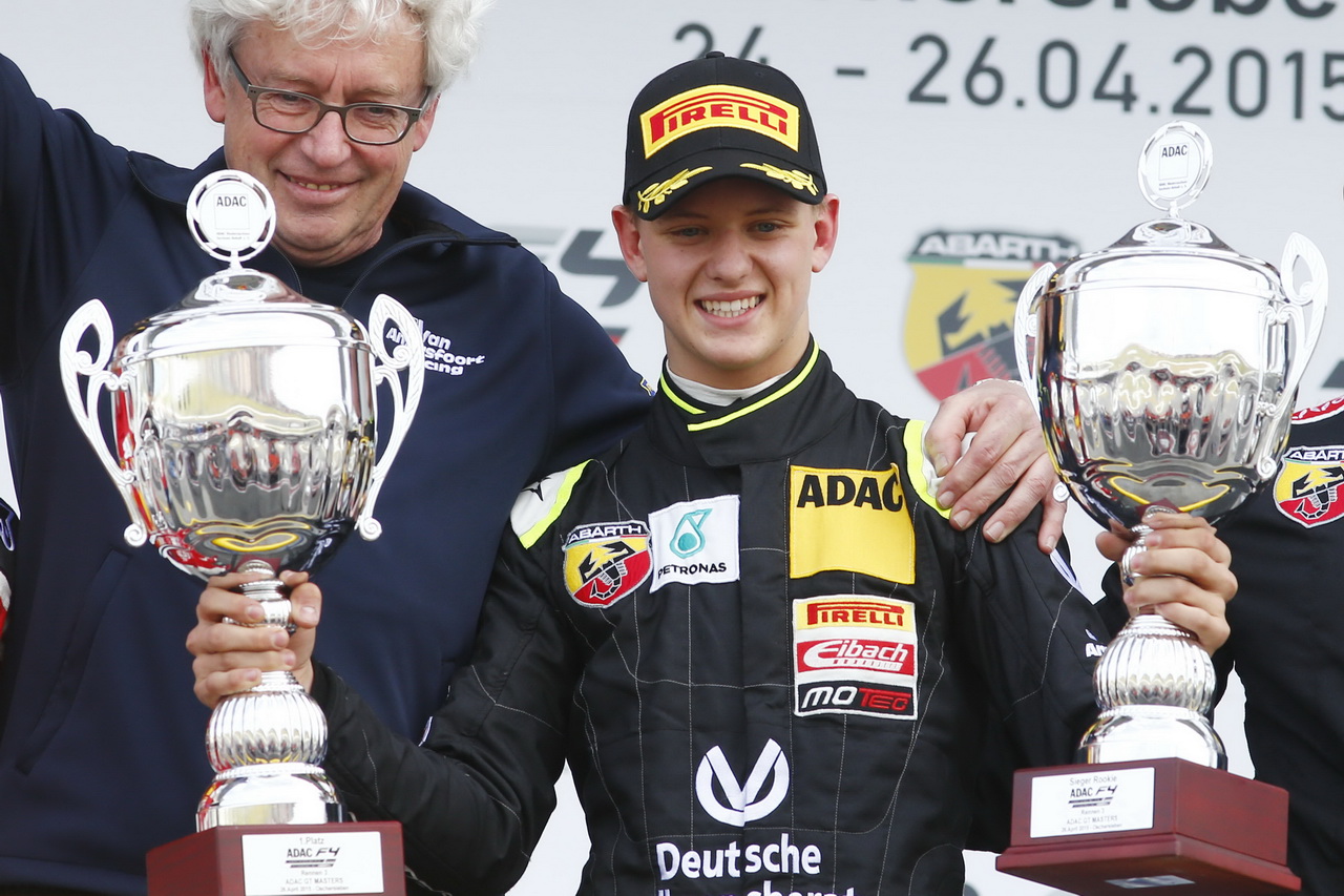 Mick Schumacher už rozšiřuje rodinnou sbírku trofeji