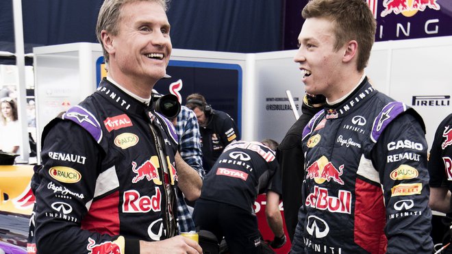 Coulthard je stále spojen se světem F1 (na snímku s Daniilem Kvjatem)