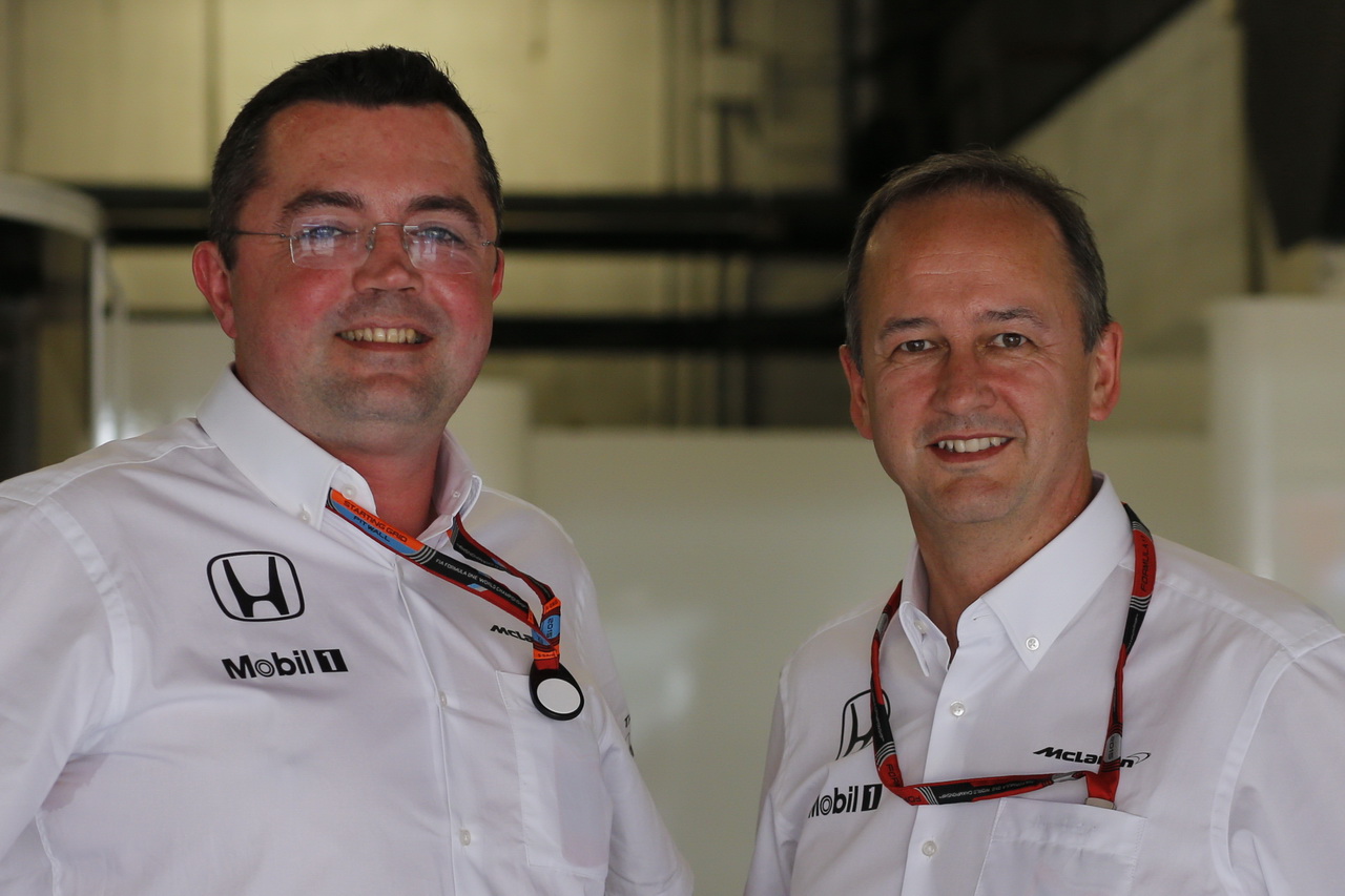 Eric Boullier (vlevo) zůstává závodním ředitelem, Jonathan Neale se přesouvá na pozici provozního ředitele celé skupiny McLaren Technology