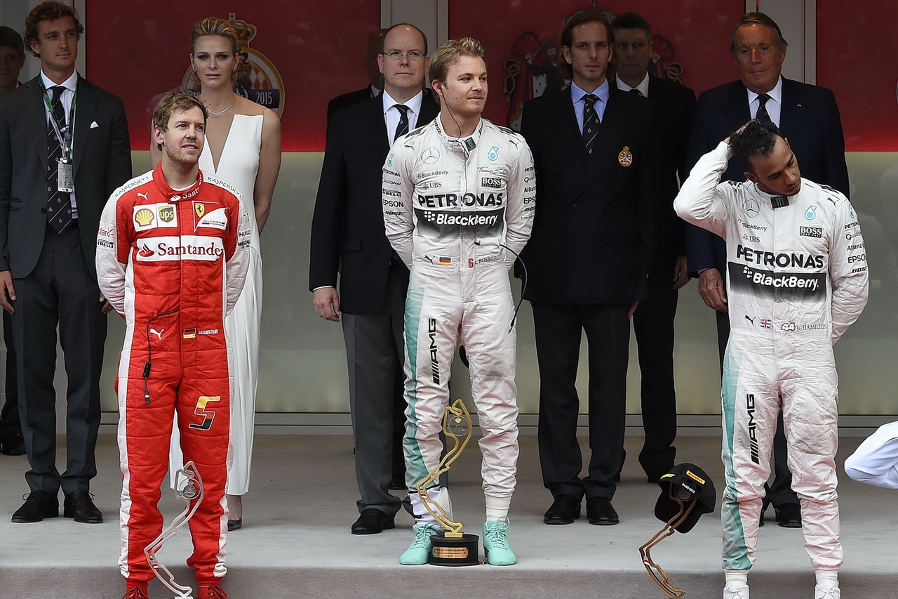 Hamiltonova rozladěnost na stupních vítězů v Monaku 2015