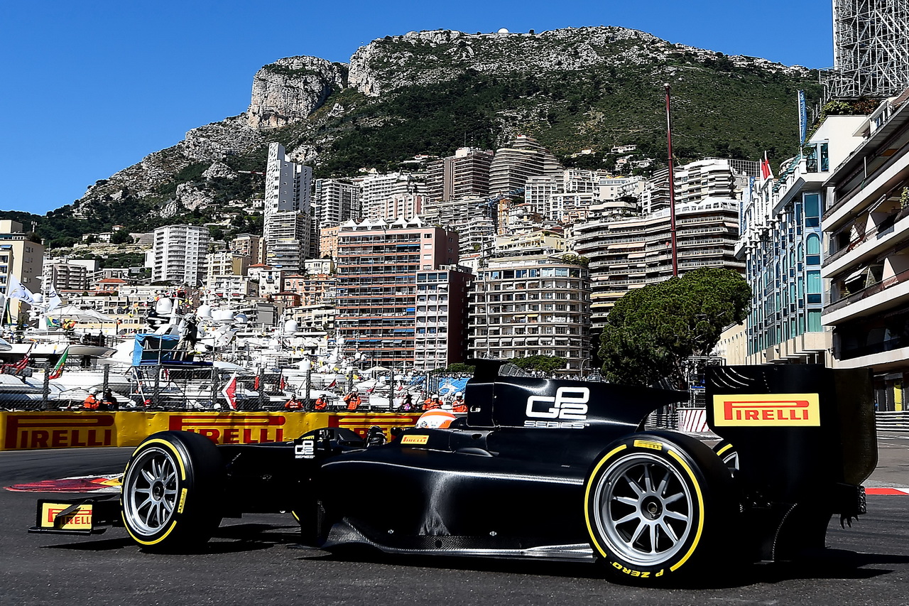 Brundle si letos v Monaku vyzkoušel také vůz GP2 v barvách Pirelli na 18" kolech
