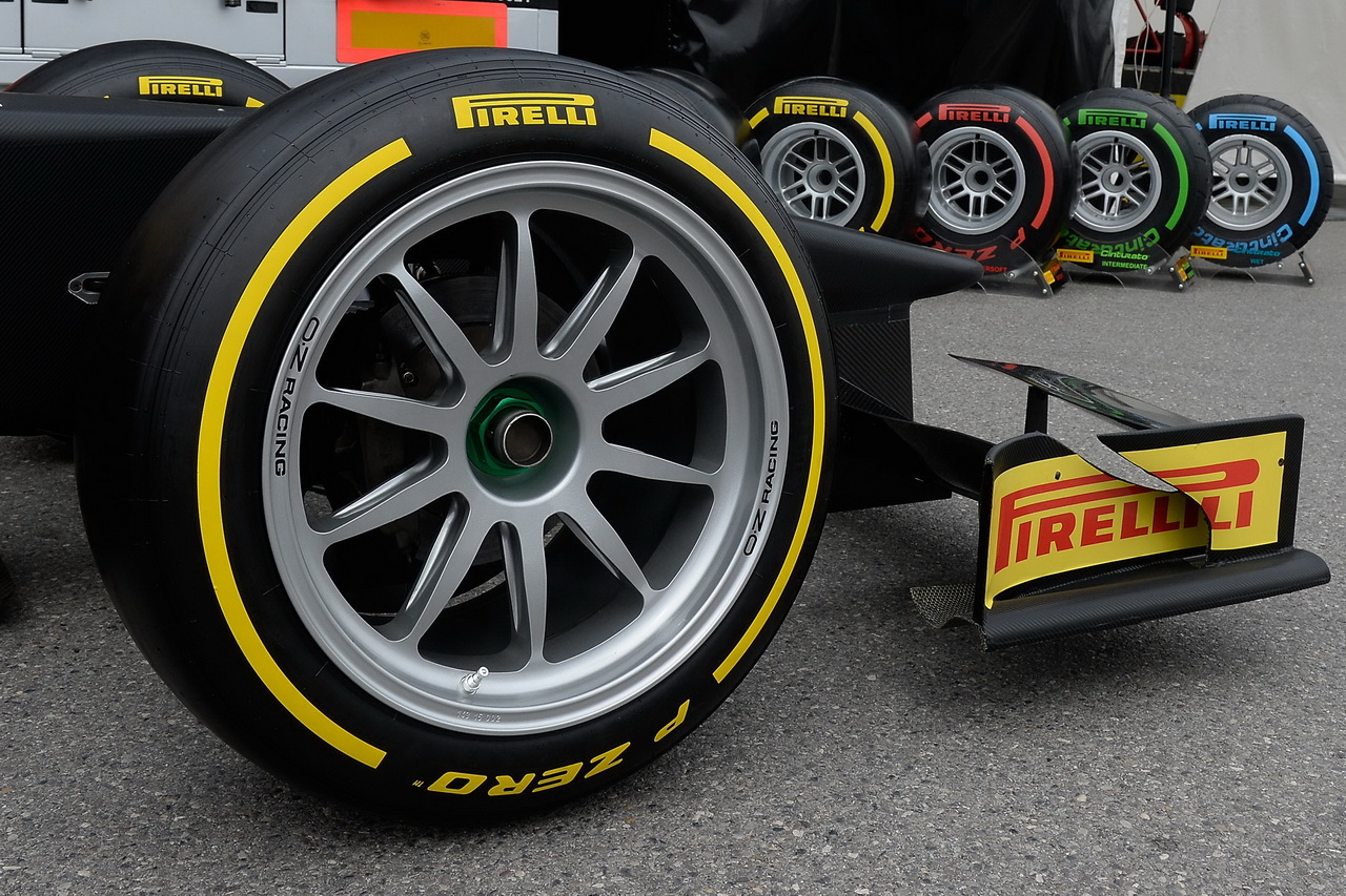 Pirelli demonstrovalo 18" kola na monopostu již v roce 2015 během závodního víkendu v Monaku, týmy se dřívějšímu přechodu ale bránily