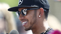 Hamilton sice cítí hrozbu Ferrari, ale zatím je klidný