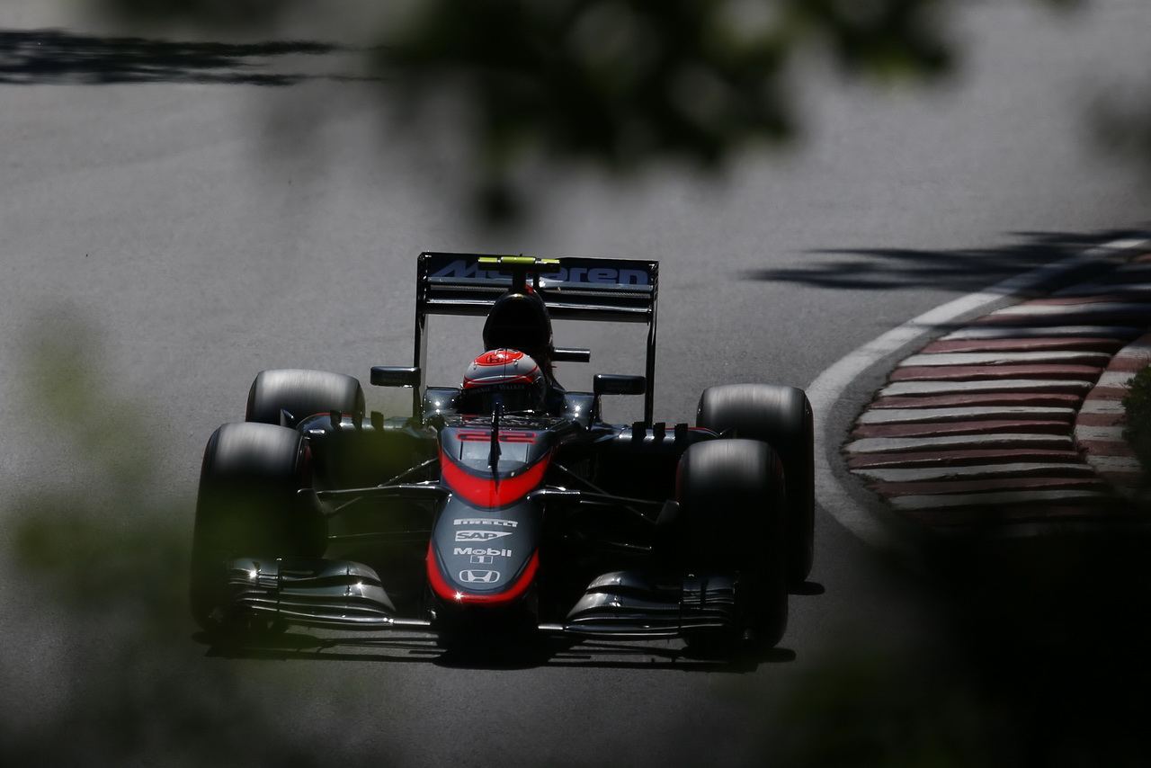 Button při loňském závodě na okruhu Gillese Villeneuva