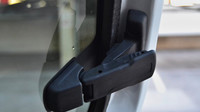 Mechanizmus pro manuální vyklápění zadních oken.