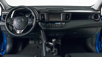 Toyota RAV4 Hybrid: Přístrojový panel má nový 4,5-palcový multifunkční displej. Výplně dveří i spodní část „palubovky“ jsou nyní vyrobeny z měkkých plastů.