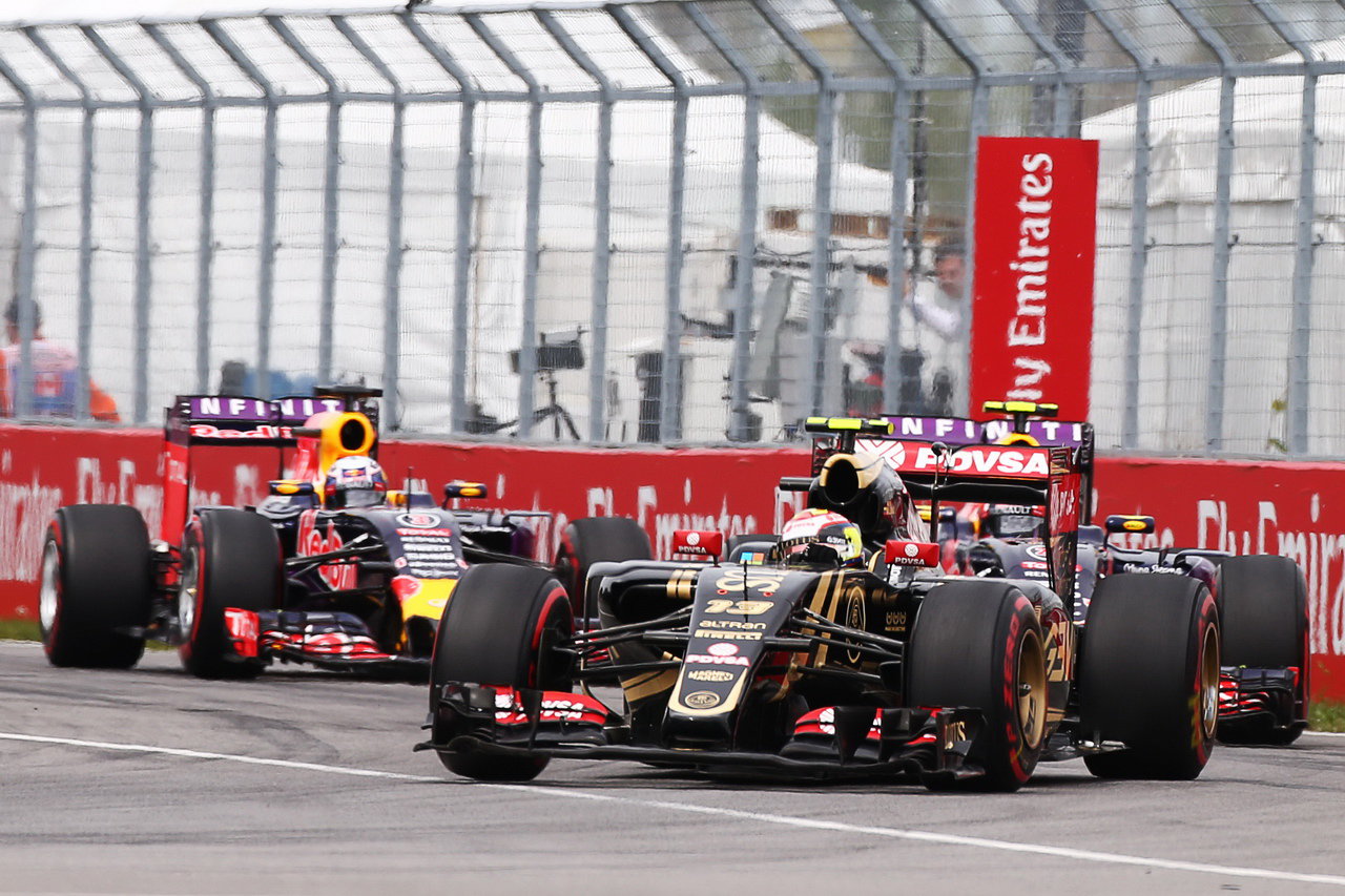 Maldonado brání pozici před oběma Red Bully.