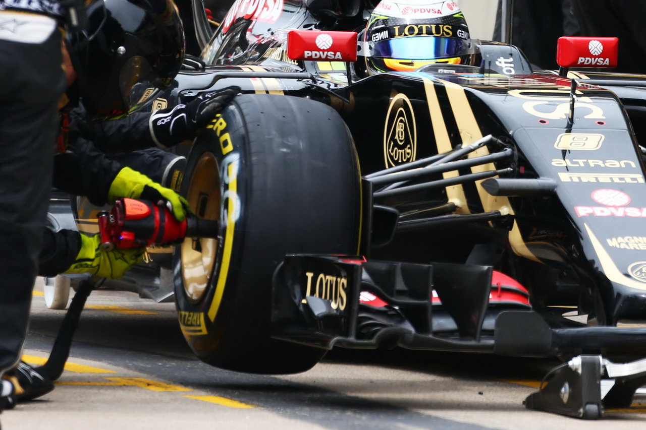 Grosjean přezouvá pneumatiky.