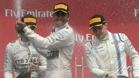 Hamilton, Rosberg, Bottas oslavují na pódiu VC Kanady