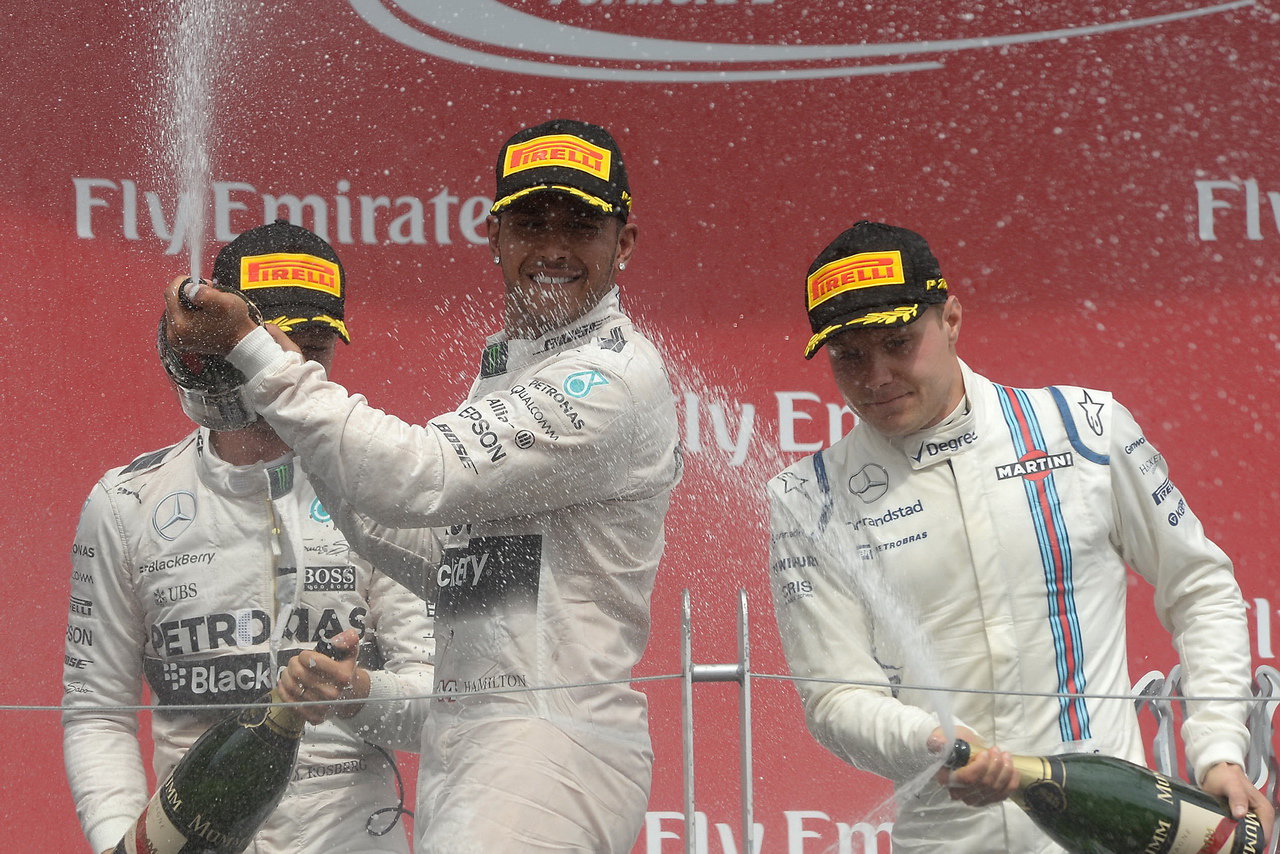 Hamilton, Rosberg, Bottas oslavují na pódiu VC Kanady