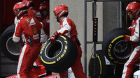 Mechanici Ferrari se připravují na přezutí.