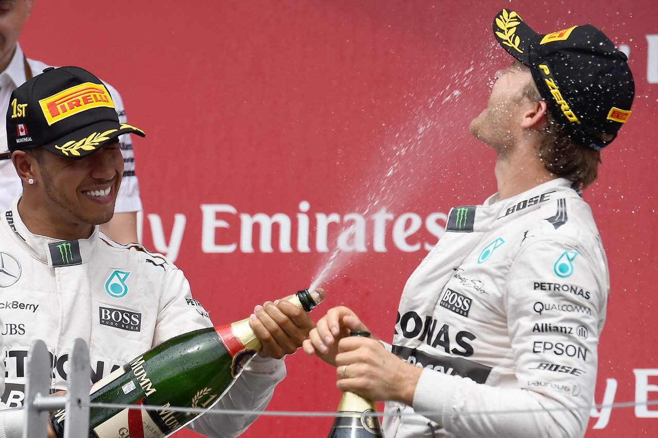 Hamilton slaví s Rosbergem po VC Kanady