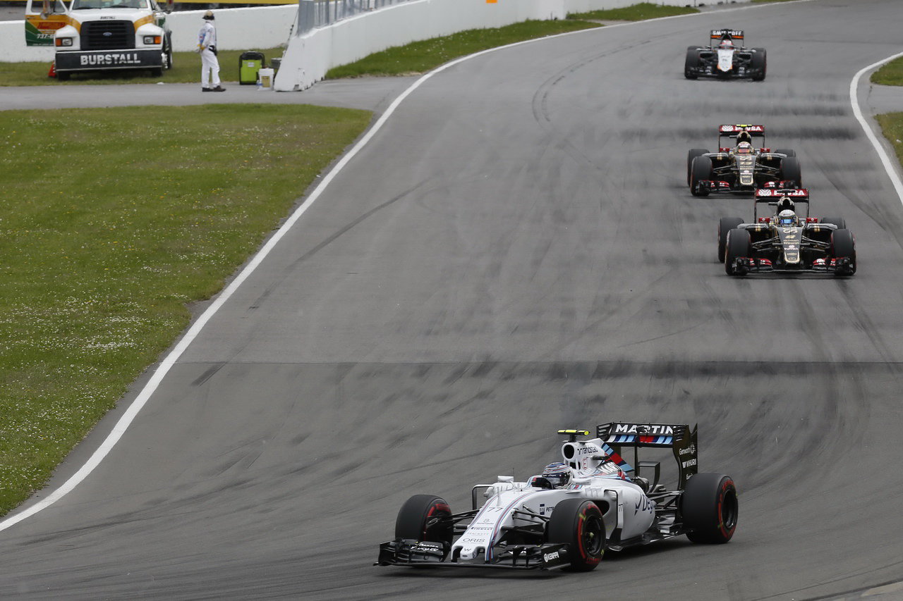 Bottas před oběma Lotusy