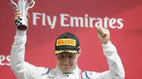 Bottas se raduje na pódiu ze svého prvního vítětzství v F1